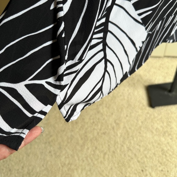 Catherines Plus Size Black/White/Fuchsia Leaf Print Tunic 2X - Picture 5 of 6